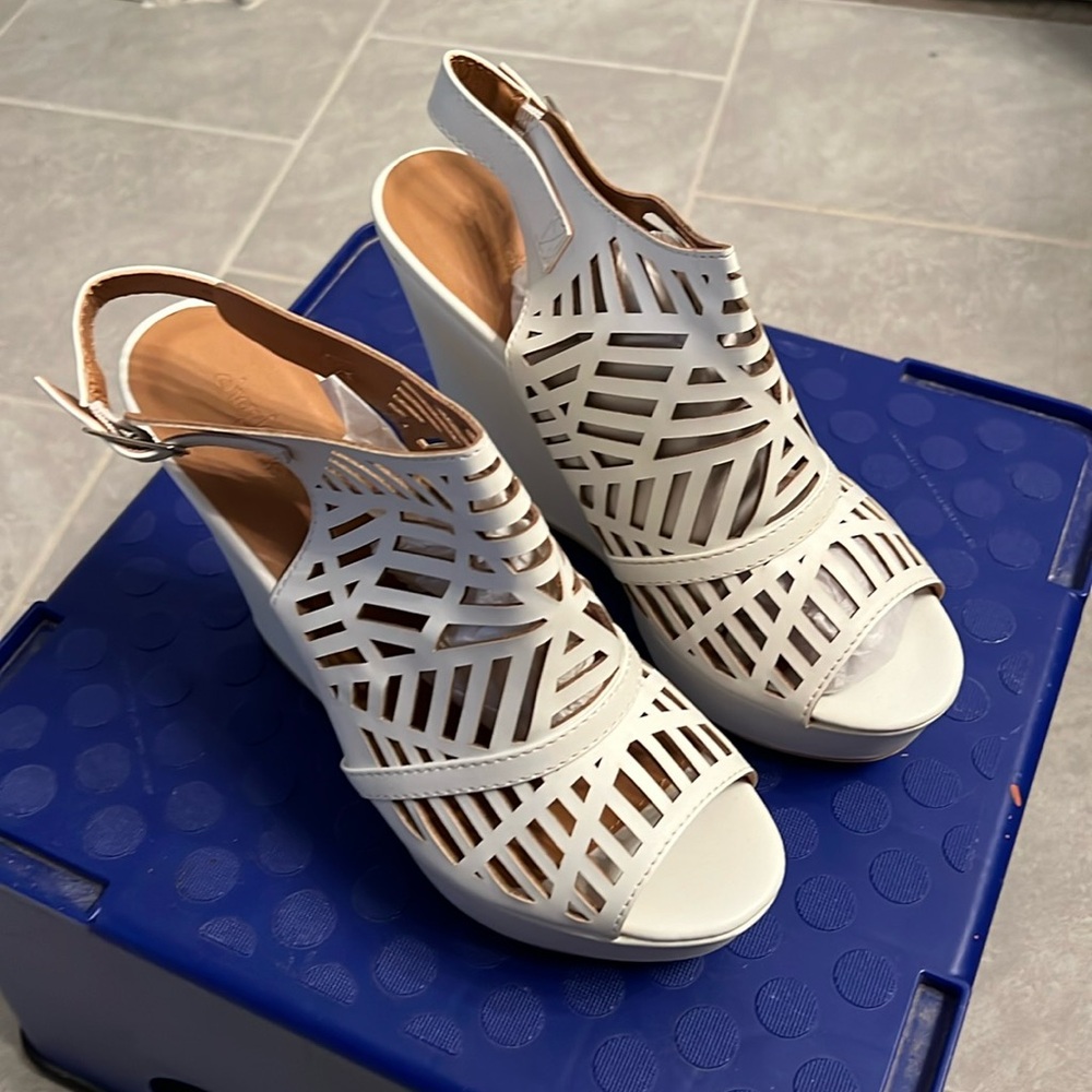 NWOT Charlotte Russe Wedge- Cream